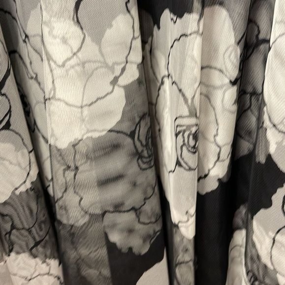 BCBG Max‎ Azaria black & white floral beaded dress Size 4 Pre-Owned - Picture 7 of 11